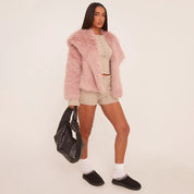 Oversized cropped jakke i pink imiteret pels - Abbie