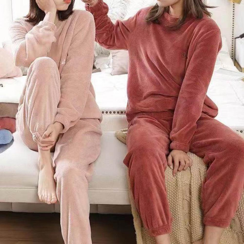 Joanna-Pyjama-Set-Warme-Plusch-Schlafkleidung-fur-Damen-Leyna-Moda.png