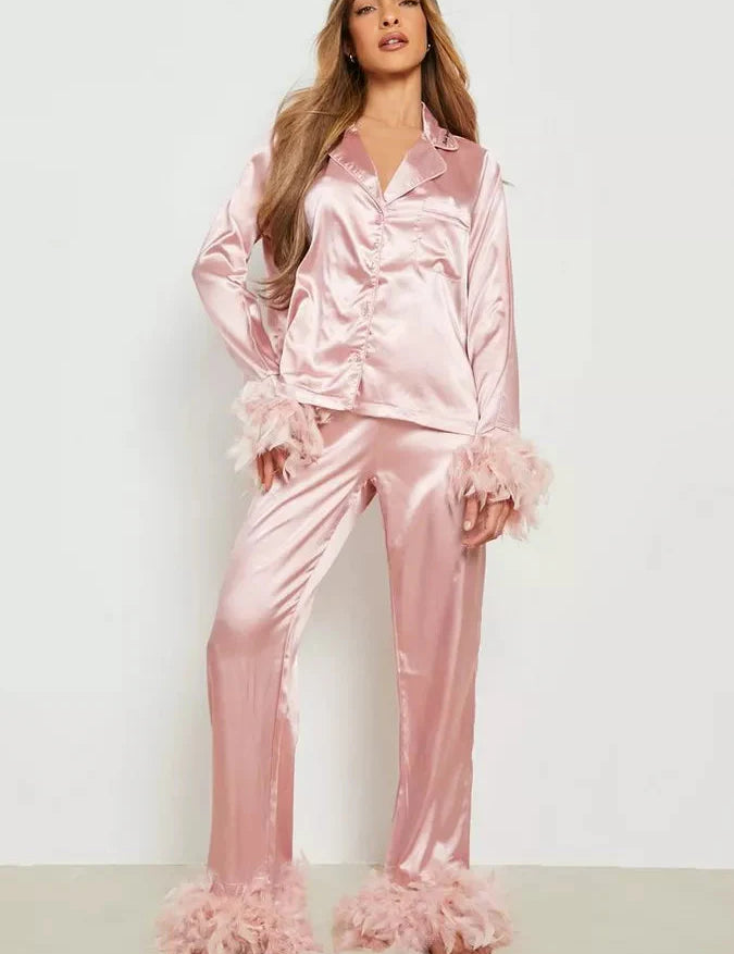 Penelope-Satin-Sleepwear-Set-Stilvolle-und-bequeme-Feder-Schlafbekleidung-fur-kuschelige-Nachte-Leyna-Moda-4.webp